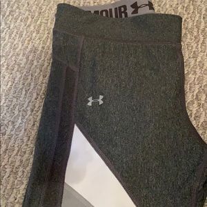 Size medium. Under Armor cropped leggings